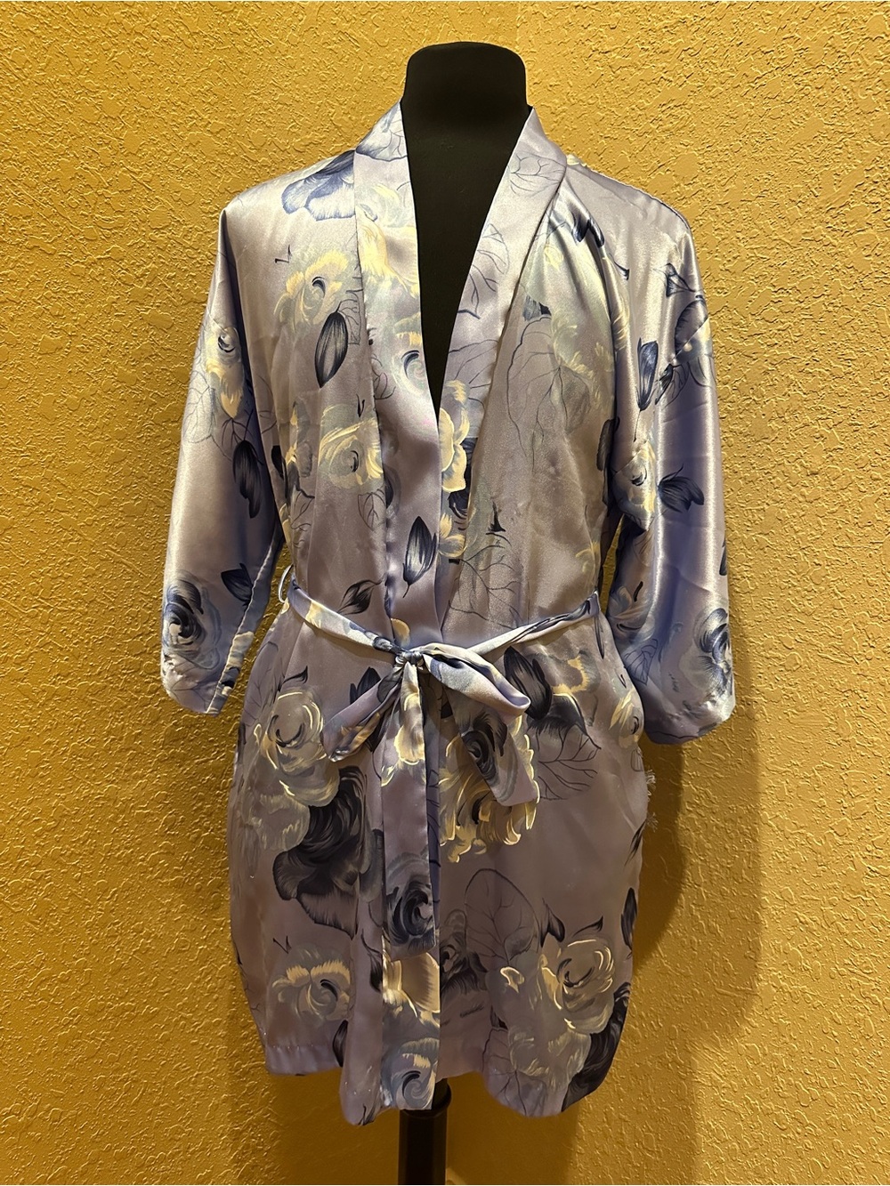Blue and yellow floral kimono robe brand: California Dynasty